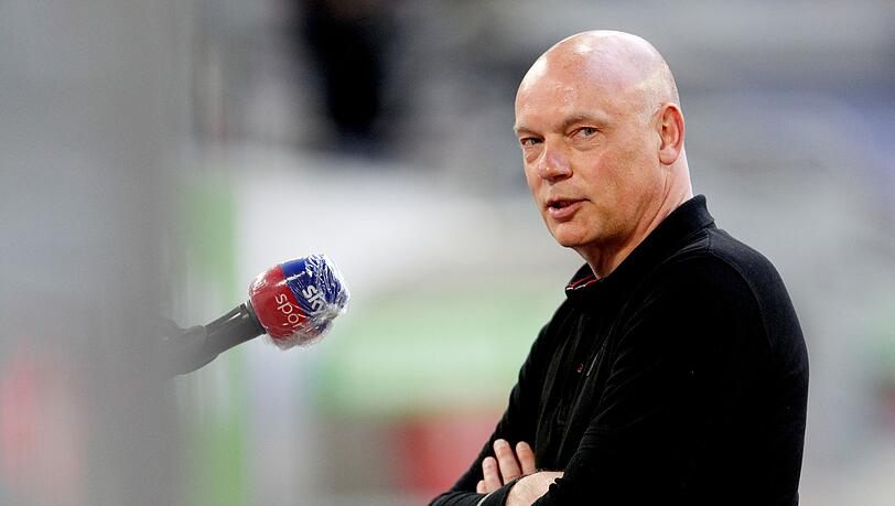 Uwe Rösler spricht bei einer Pressekonferenz.