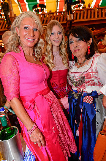 Karin Baumüller-Söder (l.), Selina Söder (M.) und Regine Sixt.