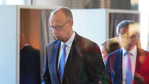 Vorerst durchgefallen: Der Bundestag hat Friedrich Merz im ersten Wahlgang nicht zum Kanzler gewählt. Auf X, ehemals Twitter, finden sich bereits zahlreiche Reaktionen.