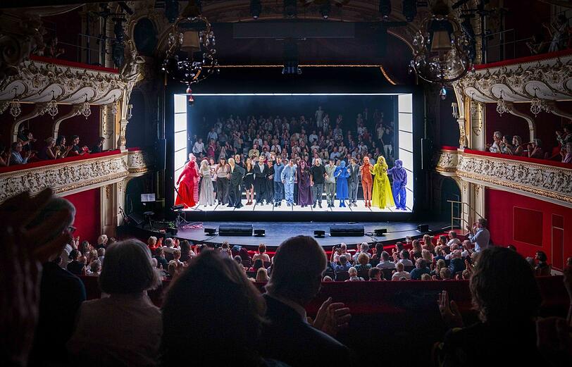 Schlussbeifall im Salzburger Landestheater. Schlussbeifall im Salzburger Landestheater.