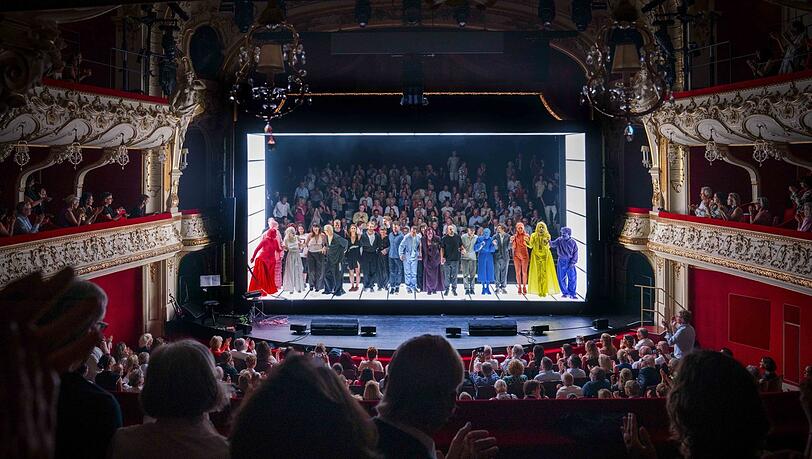 Schlussbeifall im Salzburger Landestheater. Schlussbeifall im Salzburger Landestheater.