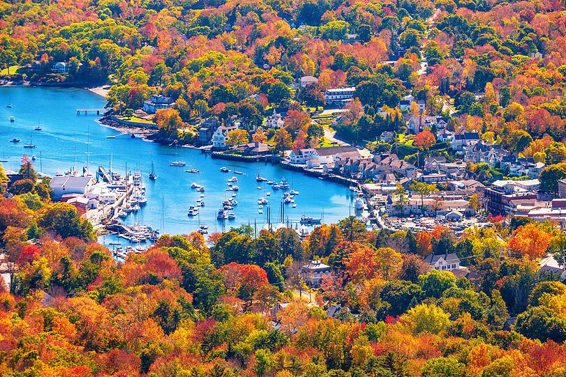 Der Indian Summer ist vor allem in den New England States der USA, also Maine, New Hampshire, Vermont, Massachusetts, Connecticut und Rhode Island zu bewundern. Dort treffen zapfige Nachttemperaturen auf noch milde, sonnige Tage, was für eine ganz besonders intensive Blattfärbung sorgt. Auf dem Bild ist Camden in Maine zu sehen - und der Indian Summer at its best. Der Indian Summer ist vor allem in den New England States der USA, also Maine, New Hampshire, Vermont, Massachusetts, Connecticut und Rhode Island zu bewundern. Dort treffen zapfige Nachttemperaturen auf noch milde, sonnige Tage, was für eine ganz besonders intensive Blattfärbung sorgt. Auf dem Bild ist Camden in Maine zu sehen - und der Indian Summer at its best.
