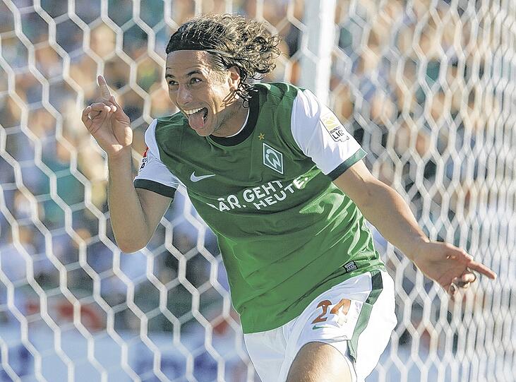 Ätsch: Ex-Bayer Claudio Pizarro verhöhnt den Rekordmeister.