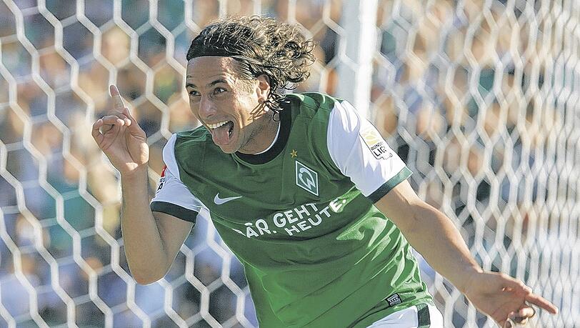 Ätsch: Ex-Bayer Claudio Pizarro verhöhnt den Rekordmeister. Ätsch: Ex-Bayer Claudio Pizarro verhöhnt den Rekordmeister.