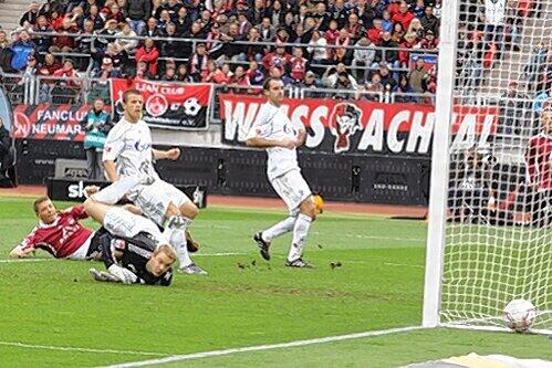 Der Startschuss zum Heimsieg: Mike Frantz (liegend) schiebt den Ball zum 1:0 an Schalke-Keeper Manuel Neuer vorbei ins Tor.