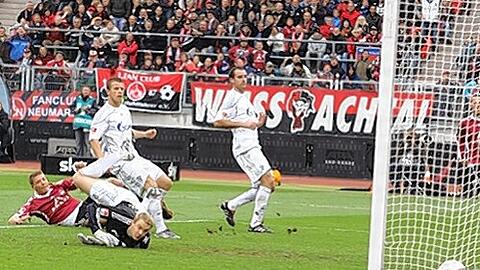 Der Startschuss zum Heimsieg: Mike Frantz (liegend) schiebt den Ball zum 1:0 an Schalke-Keeper Manuel Neuer vorbei ins Tor.