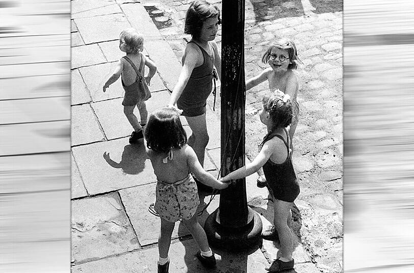 Viel hat die Jugend in der Nachkriegszeit nicht gehabt, aber eine Gaudi ab und an trotzdem: Mädchen 1947 beim Spielen auf der Straße.
