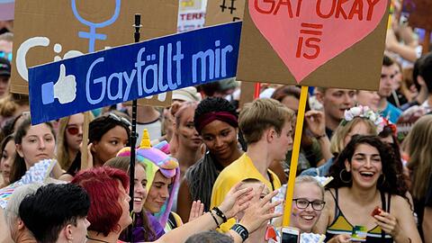 Viele, viele junge Menschen demonstrieren und feiern beim Münchner CSD wie hier im Jahr 2018.