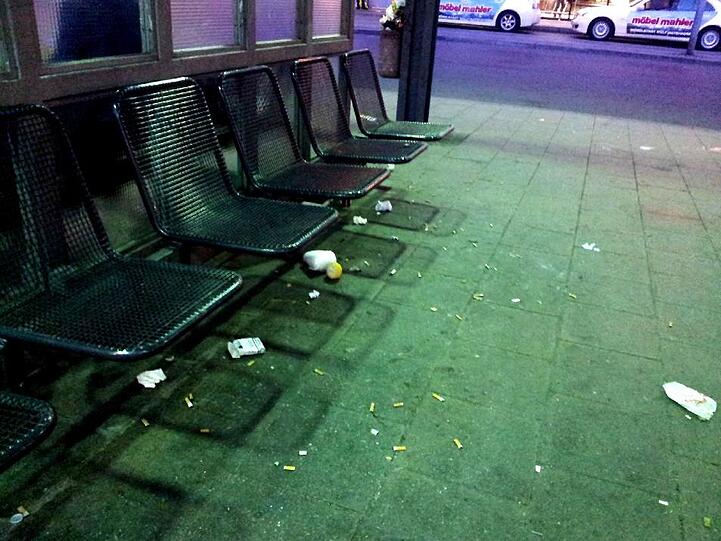 Kein appetitlicher Anblick: Die Kippen am Busbahnhof des Ostbahnhofs.