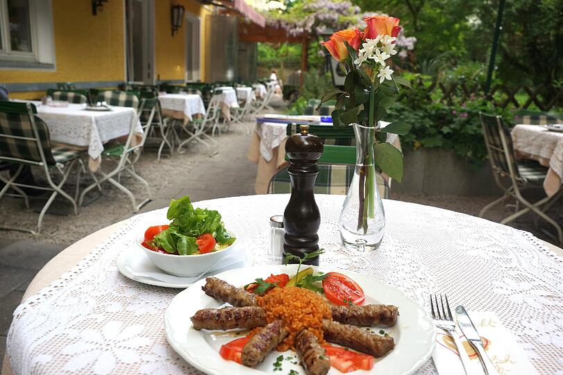 Schaut deftig aus: Cevapcici im Innenhof des Dalmatiner Grill in Bogenhausen.