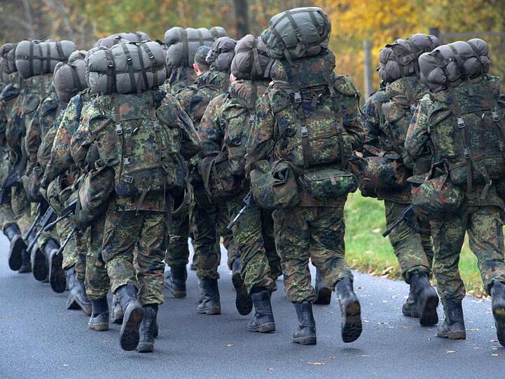 Soldaten in der Grundausbildung marschieren. Für den dringend nötigen Anstieg der Personalzahlen sorge derzeit vor allem die Verlängerung bestehender Zeitverträge, stellte Bartels fest.
