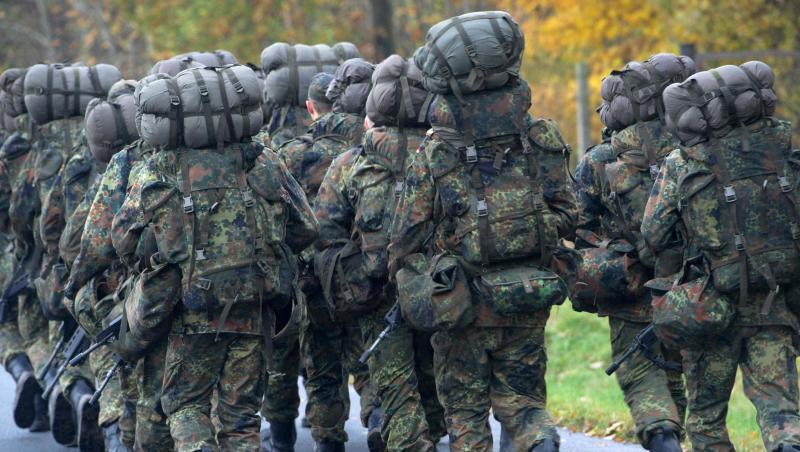 Soldaten in der Grundausbildung marschieren. Für den dringend nötigen Anstieg der Personalzahlen sorge derzeit vor allem die Verlängerung bestehender Zeitverträge, stellte Bartels fest. Soldaten in der Grundausbildung marschieren. Für den dringend nötigen Anstieg der Personalzahlen sorge derzeit vor allem die Verlängerung bestehender Zeitverträge, stellte Bartels fest.