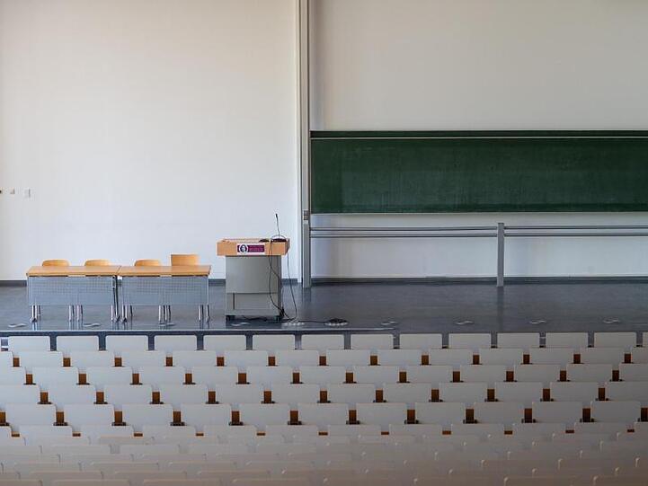 Die Stühle dieses Hörsaals sind unbesetzt. Foto: Klaus-Dietmar Gabbert/dpa-Zentralbild/dpa/Archivbild
