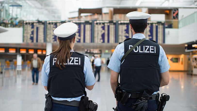 Am Münchner Flughafen stellt die Polizei einen Mann mit einem gefälschten Masken-Attest. (Symbolbild)