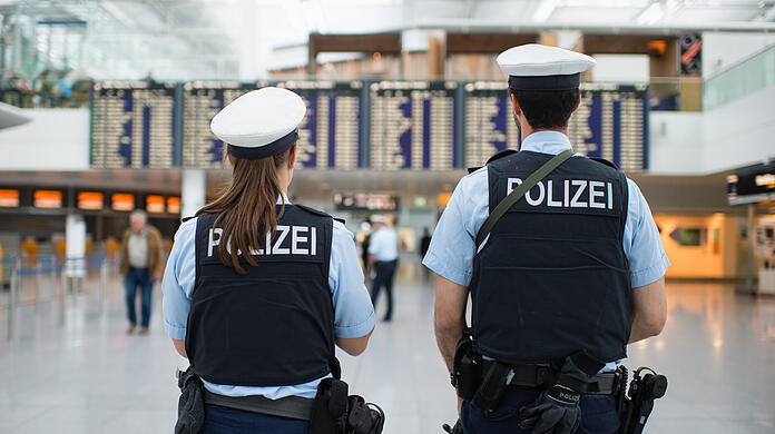 Die Polizei musste einen Vogel am Flughafen München retten. (Symbolbild)