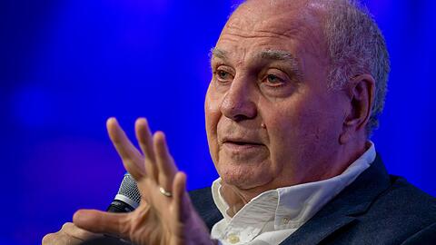 Bayerns Ehrenpr&auml;sident Hoene&szlig; stellt einen ruhigen Transfersommer in Aussicht.