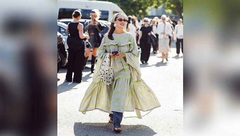 Jeans unterm luftigen Kleid: So lassen sich sommerliche Pieces auch im Herbst tragen. Jeans unterm luftigen Kleid: So lassen sich sommerliche Pieces auch im Herbst tragen.
