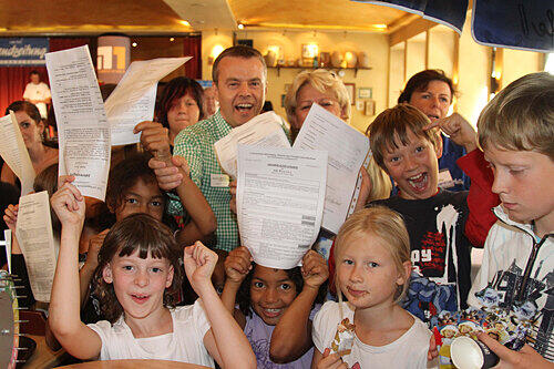 Wirt Gregor Lemke (Mitte) feierte mit Hunderten von Kindern die mittlerweile 11. Zeugnisparty im Bratwurst Röslein.