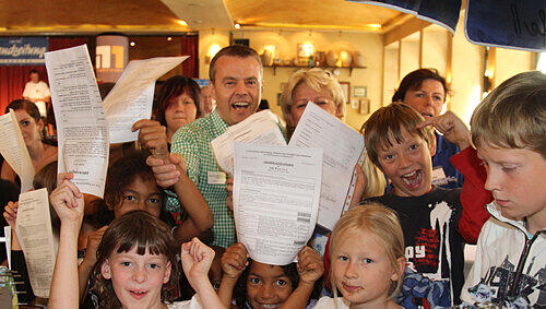 Wirt Gregor Lemke (Mitte) feierte mit Hunderten von Kindern die mittlerweile 11. Zeugnisparty im Bratwurst Röslein. Wirt Gregor Lemke (Mitte) feierte mit Hunderten von Kindern die mittlerweile 11. Zeugnisparty im Bratwurst Röslein.
