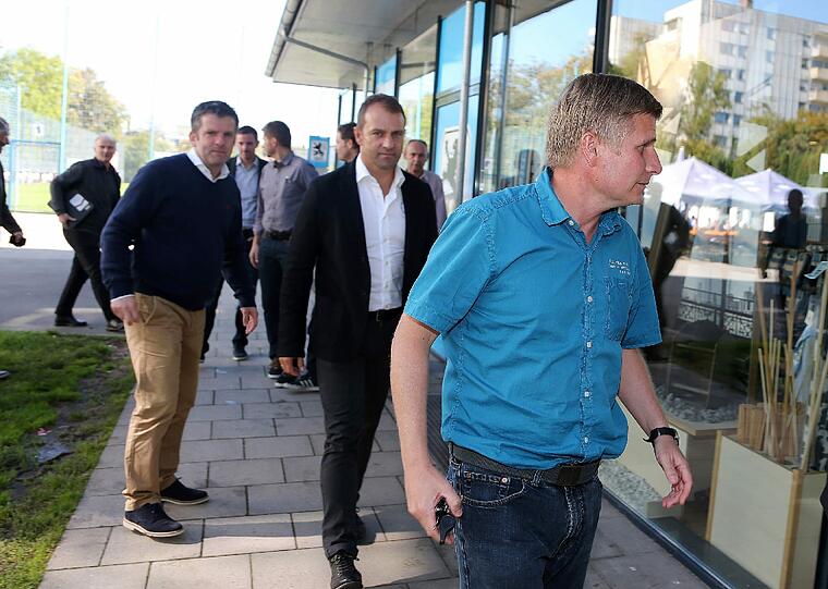 Die DFB-Delegation um Hansi Flick besucht das Nachwuchsleistungszentrum der Löwen.