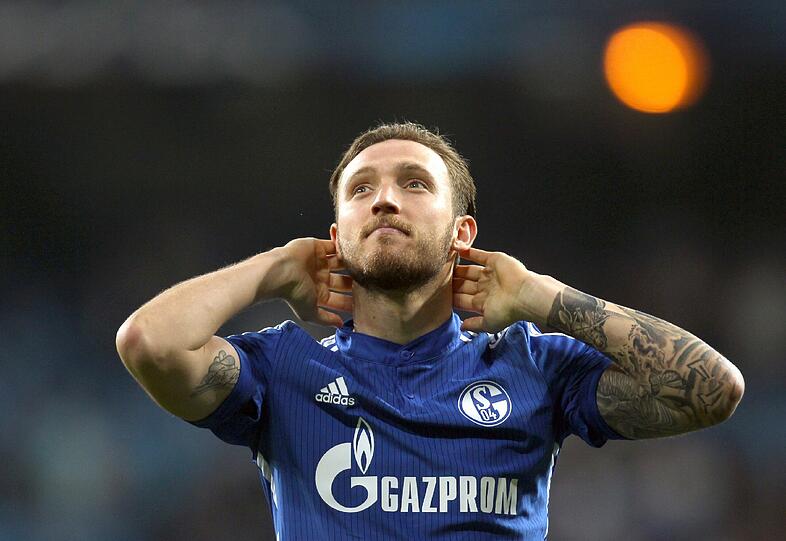 Schalkes Mittelfeldspieler Marco Höger (25) war für eine Woche suspendiert worden.

Umarmung mit Di Matteo &ndash; Höger wieder im Schalke-Training | WAZ.de - Lesen Sie mehr auf:
http://www.derwesten.de/sport/fussball/s04/umarmung-auf-dem-trainingsplatz-hoeger-wieder-im-schalke-training-id10683253.html#plx1185442048