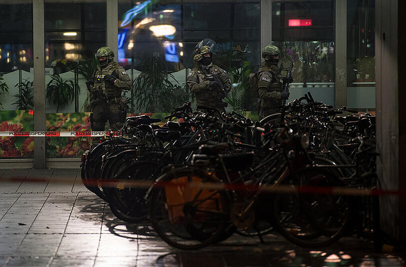 Schwerbewaffnete Spezialeinheiten der Polizei haben den Münchner Hauptbahnhof abgeriegelt.