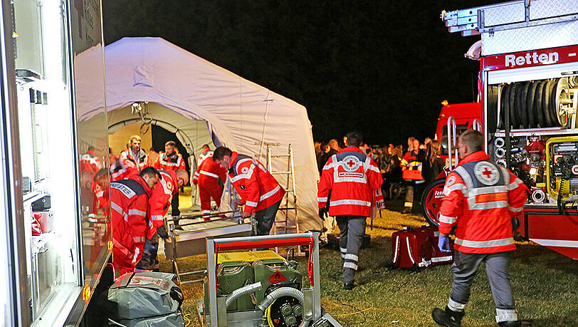 Rettungskräfte stehen in Naila vor einem der Behandlungszelte, in denen die Verletzten versorgt werden. Rettungskräfte stehen in Naila vor einem der Behandlungszelte, in denen die Verletzten versorgt werden.