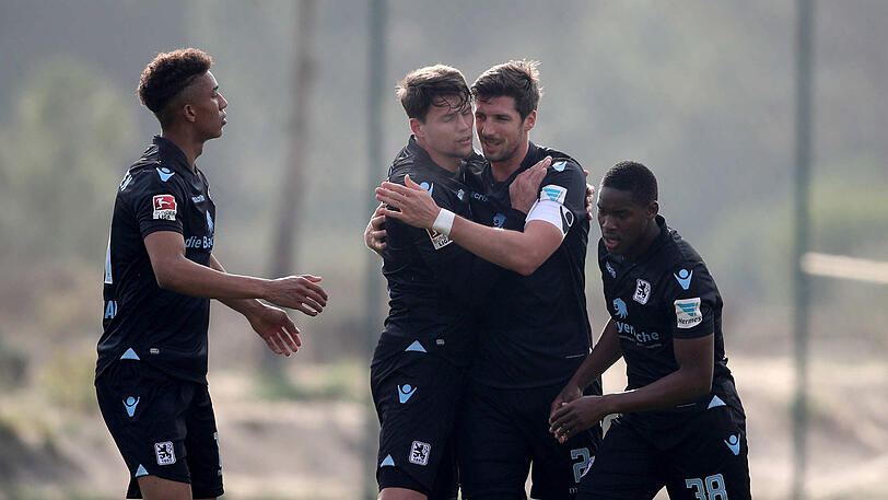 Jubel nach dem 1:0-Treffer: Felix Uduokhai, Sebastian Boenisch, Torschütze Jan Mauersberger und Romuald Lacazette (v.l.).