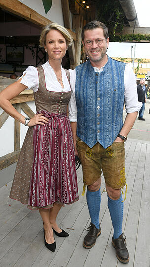 Top: Die Guttenbergs überzeugen in traditionellen Farben mit perfekt abgestimmten Trachten-Outfits.