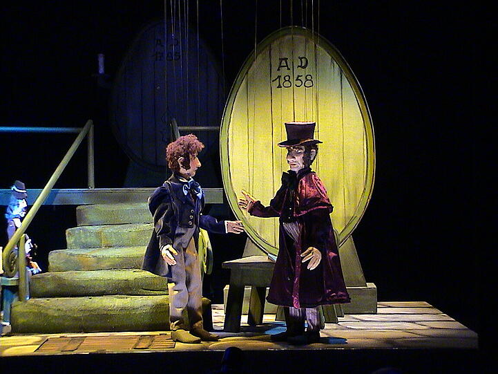 Die Oper "Hoffmanns Erzählungen" wird im Münchner Marionetten Theater für Erwachsene aufgeführt.
