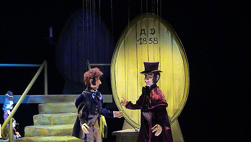 Die Oper "Hoffmanns Erzählungen" wird im Münchner Marionetten Theater für Erwachsene aufgeführt. Die Oper "Hoffmanns Erzählungen" wird im Münchner Marionetten Theater für Erwachsene aufgeführt.