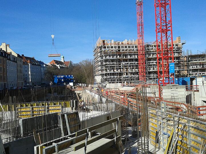 Wo jetzt noch mit Kränen gebaut wird, soll's zum Innenhof grün und ruhig werden.