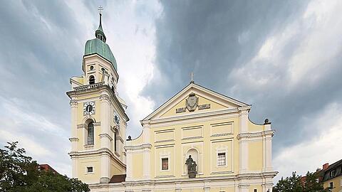 Da braut sich etwas zusammen über der Kirche Sankt Joseph.