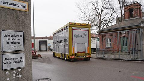 Blick auf die Einfahrt zum Schlachthof. In der Umgebung gibt es immer mehr Beschwerden über Geruchsbelästigungen.