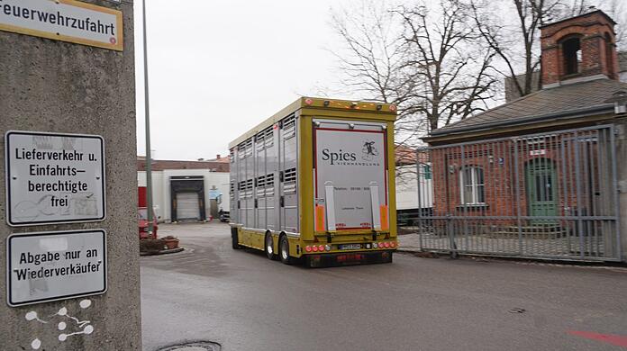 Blick auf die Einfahrt zum Schlachthof. In der Umgebung gibt es immer mehr Beschwerden über Geruchsbelästigungen.