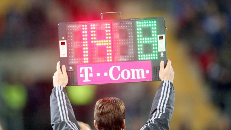 In der 1. und 2. Bundesliga dürfen nun fünf Spieler ausgewechselt werden. In der 1. und 2. Bundesliga dürfen nun fünf Spieler ausgewechselt werden.