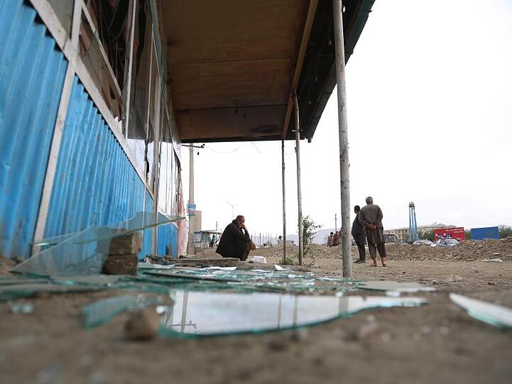 Glasscherben liegen auf dem Boden nach einer der Explosionen in Kabul, der Hauptstadt Afghanistans.