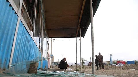 Glasscherben liegen auf dem Boden nach einer der Explosionen in Kabul, der Hauptstadt Afghanistans.