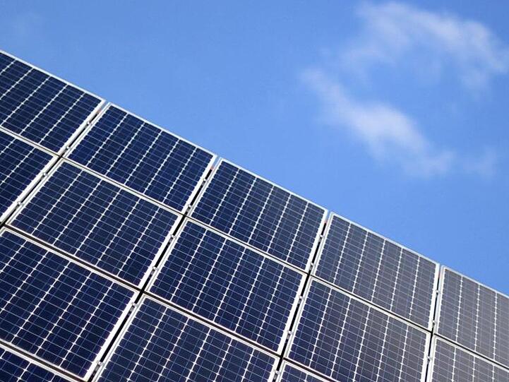 Eine Solaranlage ist vor dem blauem Himmel zu sehen. Foto: Daniel Reinhardt/Archivbild