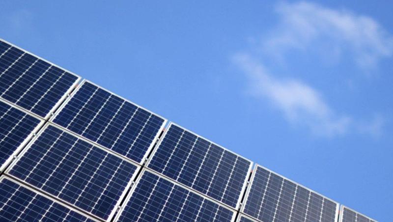 Eine Solaranlage ist vor dem blauem Himmel zu sehen. Foto: Daniel Reinhardt/Archivbild