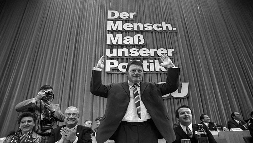 Der Partei-Übervater lässt sich feiern: Franz Josef Strauß auf dem Parteitag 1973 in München. Der Partei-Übervater lässt sich feiern: Franz Josef Strauß auf dem Parteitag 1973 in München.