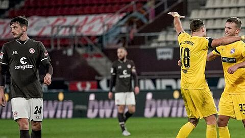 Während die Spieler vom VfL Osnabrück (r) ihren Sieg feiern schiebt der FC St. Pauli (l) Frust.