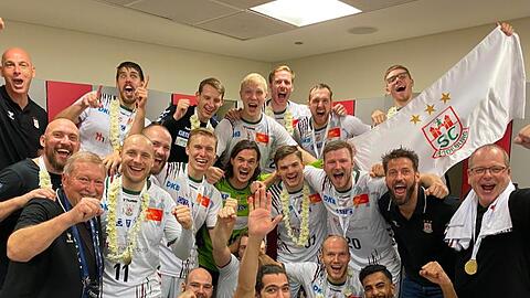 Die Mannschaft des SC Magdeburg jubelt über den Sieg im Finale des IHF Super Globe in Saudi Arabien gegen den FC Barcelona.