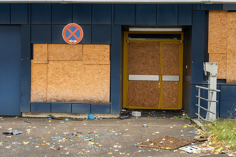 Die Zugänge zu den Bürogebäuden sind verbarrikadiert.