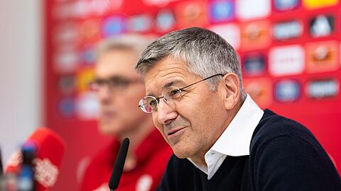 Herbert Hainer lockt Joshua Kimmich bei Vertragsverlängerung mit Kapitänsamt.