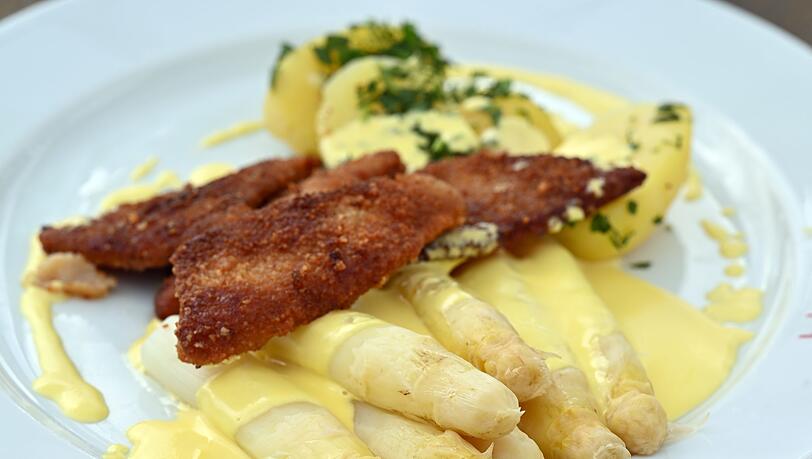 Diejenigen, die Spargel mögen, essen ihn am liebsten mit Sauce hollandaise (einer Soße, die ursprünglich nur aus Butter, Eigelb und einer Reduktion aus Weißwein besteht). (Archivbild)