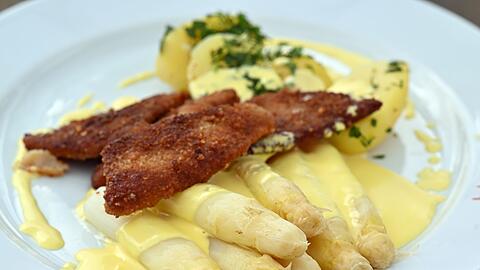 Diejenigen, die Spargel mögen, essen ihn am liebsten mit Sauce hollandaise (einer Soße, die ursprünglich nur aus Butter, Eigelb und einer Reduktion aus Weißwein besteht). (Archivbild)