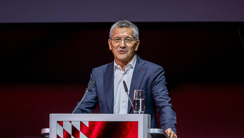 Begann die Jahreshauptversammlung mit einer Rede: Präsident Herber Hainer. Begann die Jahreshauptversammlung mit einer Rede: Präsident Herber Hainer.