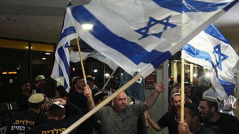 Am Abend wurden die Passagiere am Flughafen Tel Aviv in Empfang genommen.