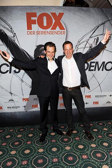 Die Pose des Abends vor dem eindrucksvollen Cover-Plakat. Fast alle anwesenden Promis spielten da Vinci. Hier: Tobias Tringali und Moritz Wetter